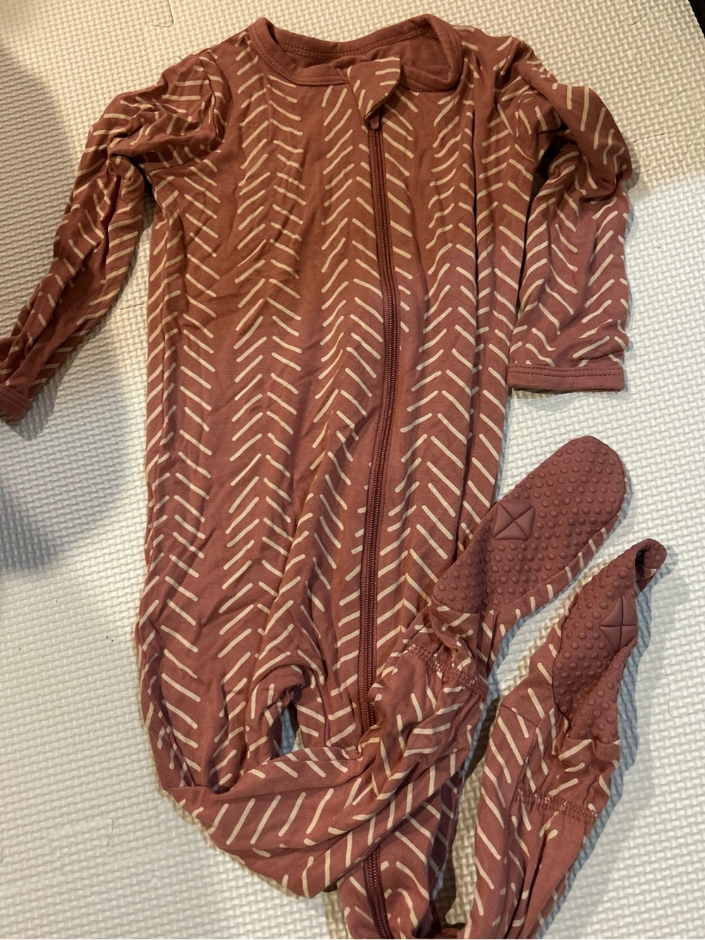 Kyte Baby Mauve Pink/Brown Arrow-Print Baby Footed Sleeper